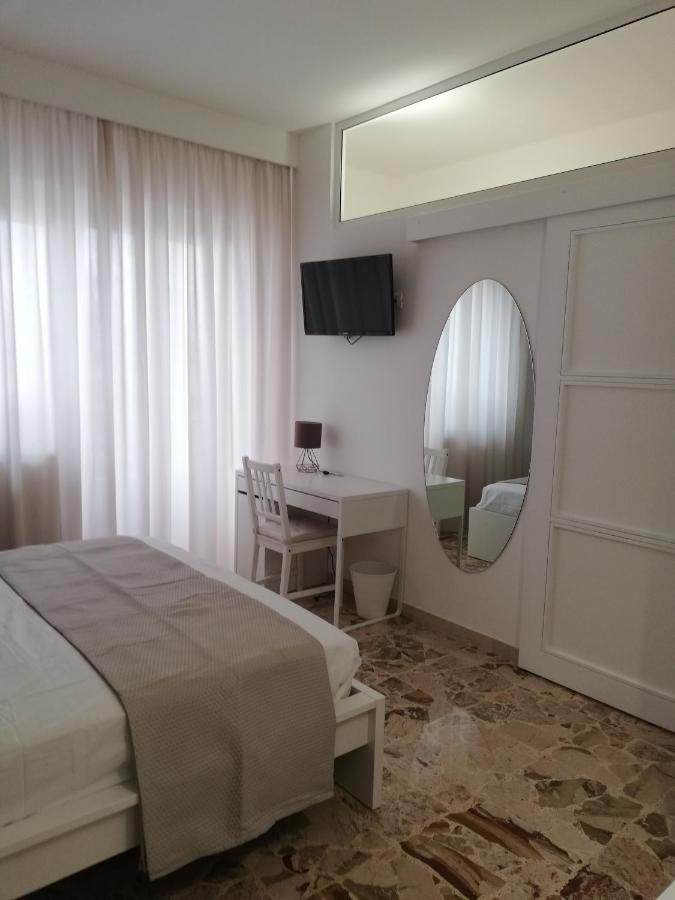 Ostuni Crispi House Hotel Ngoại thất bức ảnh